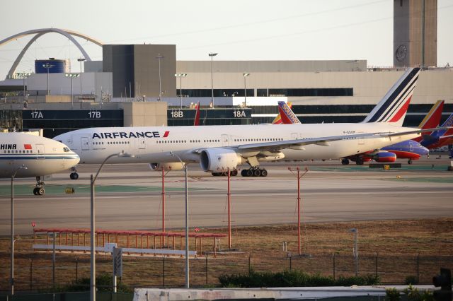 BOEING 777-300ER (F-GSQM)