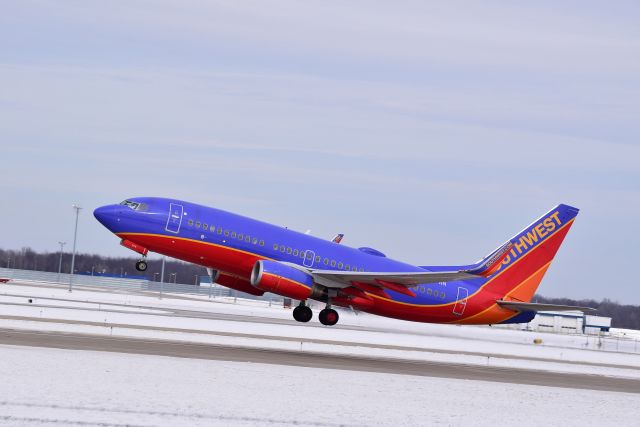 Boeing 737-700 (N274WN) - Departing KGRR