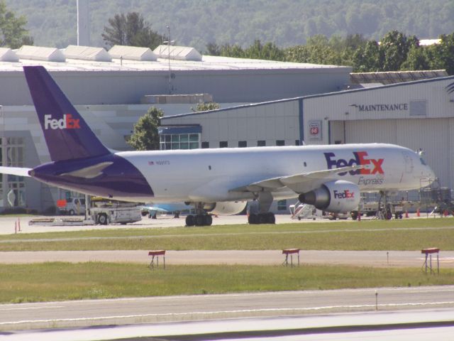 Boeing 757-200 (N990FD) - Parked on the fedex ramp this morning 