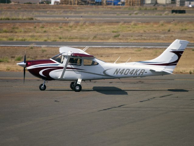 Cessna Skylane (N404KR) - The Skylane is a very good personal travel aircraft.