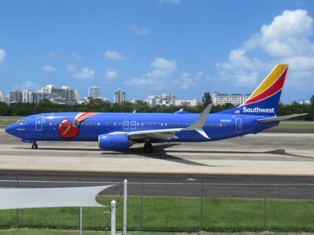 Boeing 737-800 (N8681M)