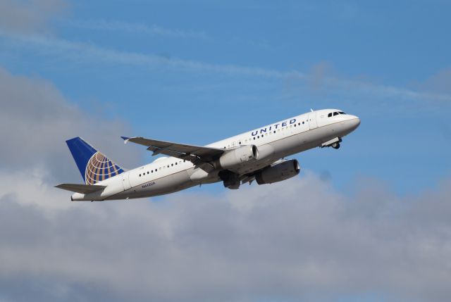 Airbus A320 (N442UA) - United Airlines (UA) N442UA A320-232 (cn780]br /Fort Lauderdale (FLL). United Airlines flight UA514 departs from runway 10L to Houston GB Intercontinental (IAH).br /Taken from Terminal 1 car park roof level br /br /2018 12 25br /https://alphayankee.smugmug.com/Airlines-and-Airliners-Portfolio/Airlines/AmericasAirlines/United-Airlines-UA/ 