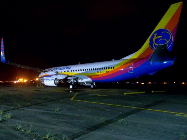 Boeing 737-800 (9Y-JMF)