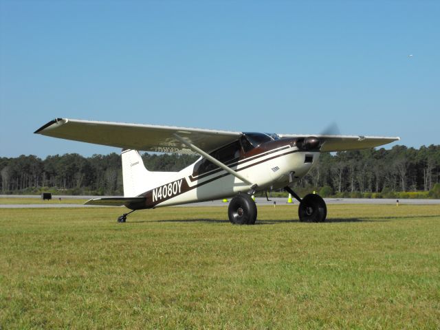 Cessna Skywagon (N4080Y) - A Cessna 185 taxiing in the grass at the 2015 Thomasville Fly-in