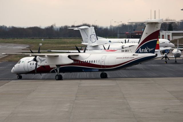 de Havilland Dash 8-400 (5N-BKV)