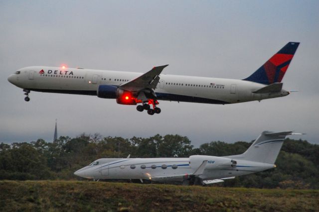 BOEING 767-400 (N825MH) - The long 767-400 landing at ATL.  11/10/2022.