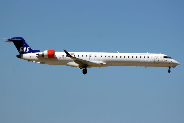 Canadair Regional Jet CRJ-900 (EI-FPS) - On short finals for rwy 09L on 30-Jun-18 operating flight SAS805 from ENGM.