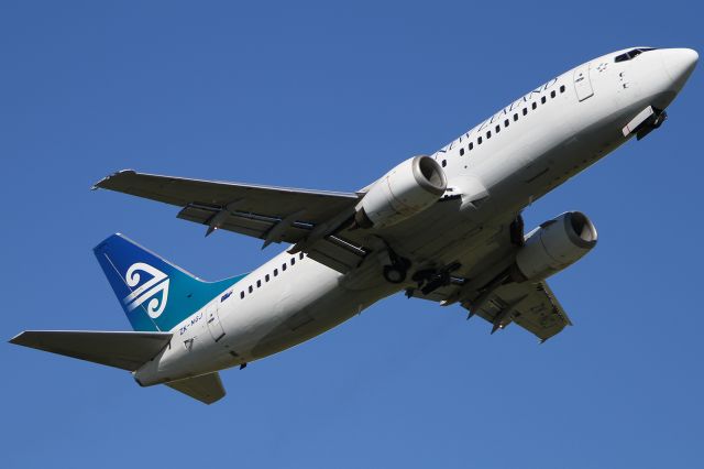 BOEING 737-300 (ZK-NGJ)