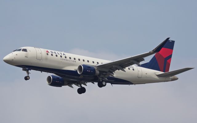 Embraer 175 (N242SY) - Skywest operated Delta Connection EMB-175 on final to Seattle-Tacoma