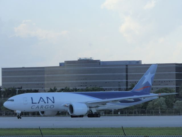 BOEING 777-200LR (N778LA)