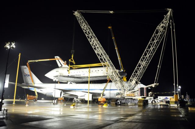 Boeing 747-200 (N905NA) - Decoupling of Discovery (OV-103) from NASAs Shuttle Carrier Aircraft at Dulles International Airport