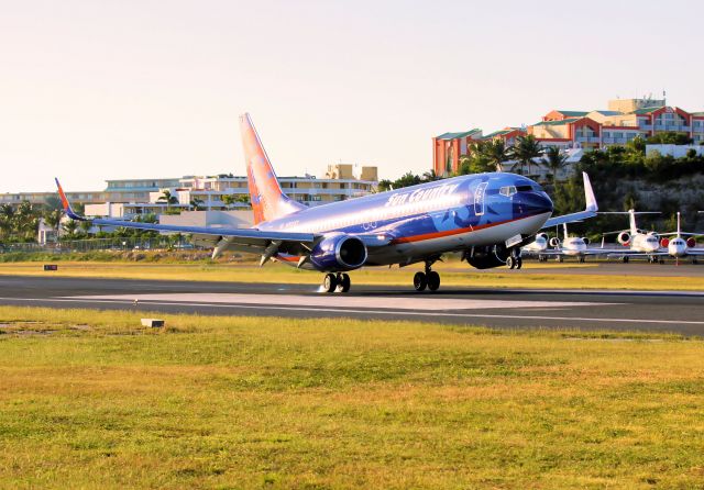 Boeing 737-800 (N805SY)