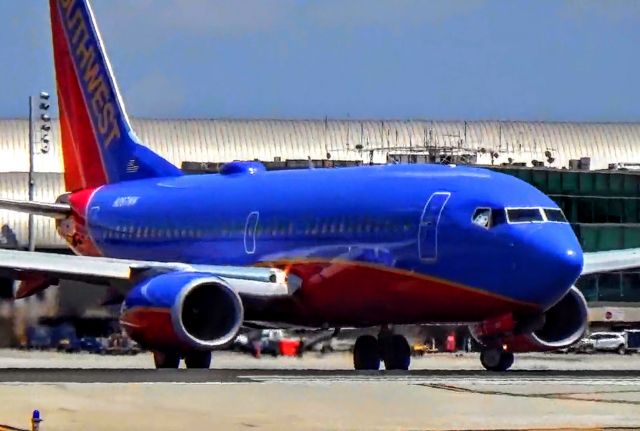 Boeing 737-700 (N287WN) - Turning for Runway 20R.