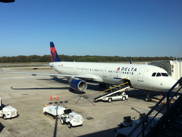 Airbus A321 (N313DN) - A 1 week old A321!