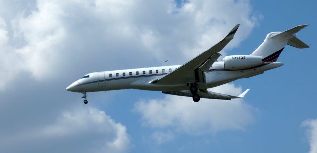BOMBARDIER BD-700 Global 7500 (N176QS) - On short final is this 2021 Bombardier Global 7500 in the Summer of 2023.