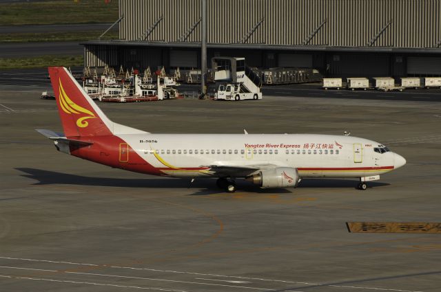 BOEING 737-300 (B-5056) - Taxing at Haneda Intl Airport on 2012/05/18 "Quick Change Freighter"