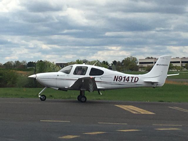 Cirrus SR-20 (N914TD) - N914TD (SR20) arriving at Wings Field (KLOM)br /Photo Date: April 17, 2021