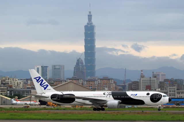 BOEING 767-300 (JA606A)