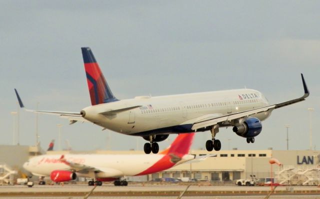 Airbus A321 (N338DN)
