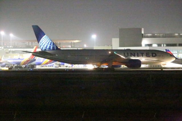 Boeing 777-200 —