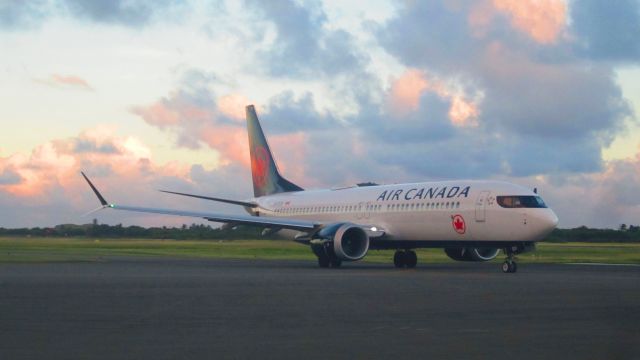 Boeing 737 MAX 8 (C-FTJV)