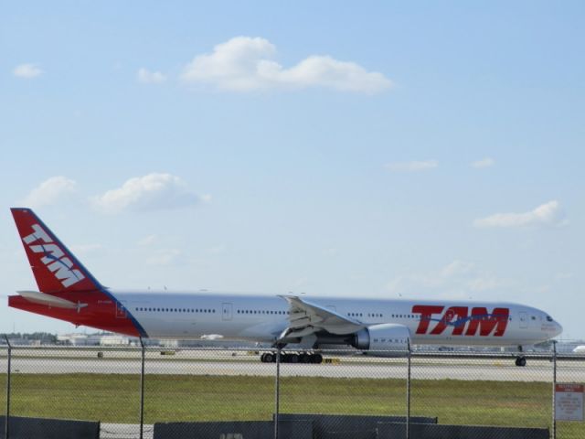 Boeing 777-200 (PT-MUG)