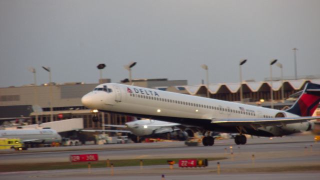 McDonnell Douglas MD-90 —