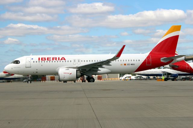 Airbus A320neo (EC-MXU) - Taxiing to depart rwy 09R on 10-Jul-18 operating flight IBE3163 to LEMD.