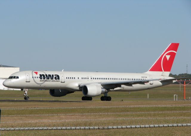 Boeing 757-200 (N557NW) - About to take-off on 32 at Shreveport Regional. This is a charter taking the Louisiana Tech football team to play San Jose in California.