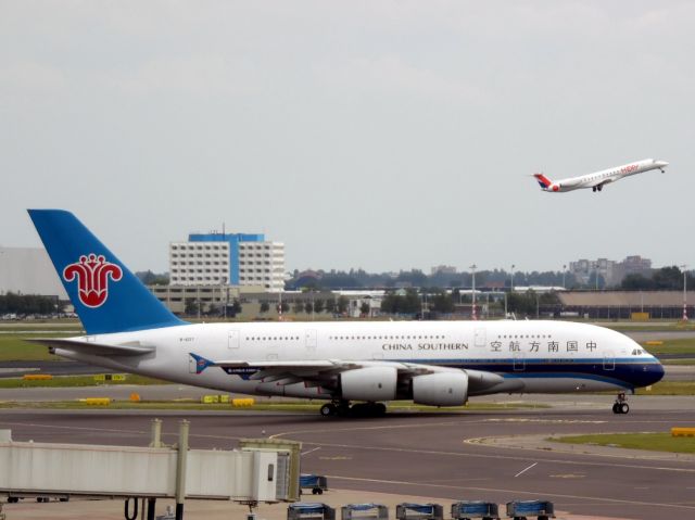 Airbus A380-800 (B-6137) - Little and Large :p