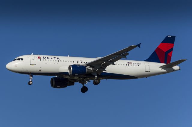 Airbus A320 (N368NW) - Delta Airlines (Former Northwest) Airbus A320 landing at Chicago O'Hare 11/28/20