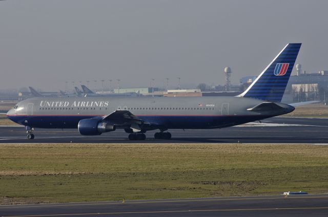 BOEING 767-300 (N648UA) - United Airlines - Boeing 767-322ER C/N 25285/443 - N648UA - Line-up and take-off roll on runway 20 at Brussels - 2005-Jan-16.