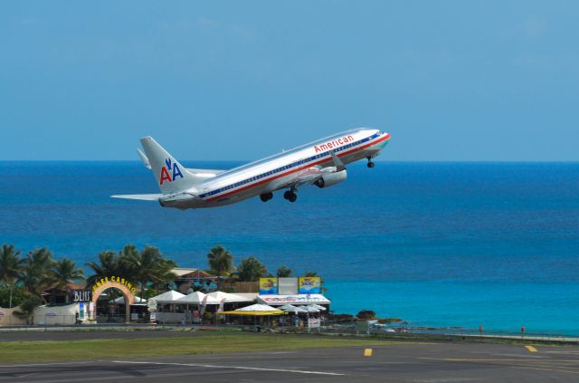 Boeing 737-800 (N884NN)