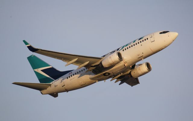 Boeing 737-700 (C-FWSK)