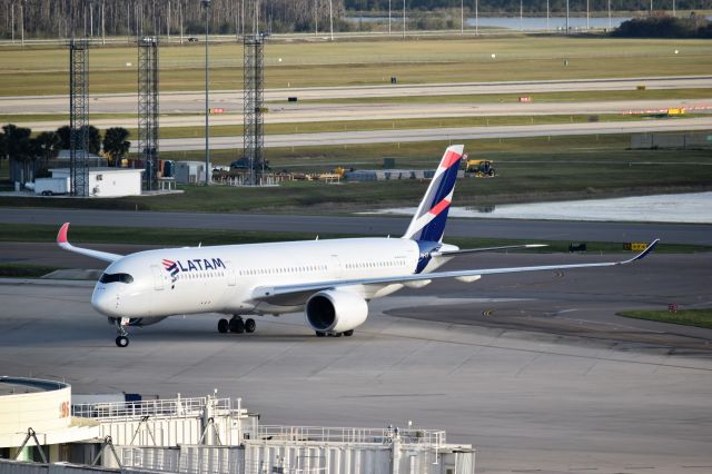 Airbus A350-900 (PR-XTF) - Pulling into the gate