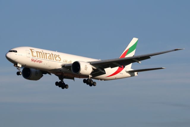 BOEING 777-200LR (A6-EFG)