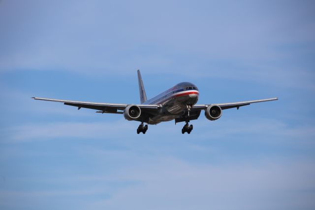 Boeing 777-200 —
