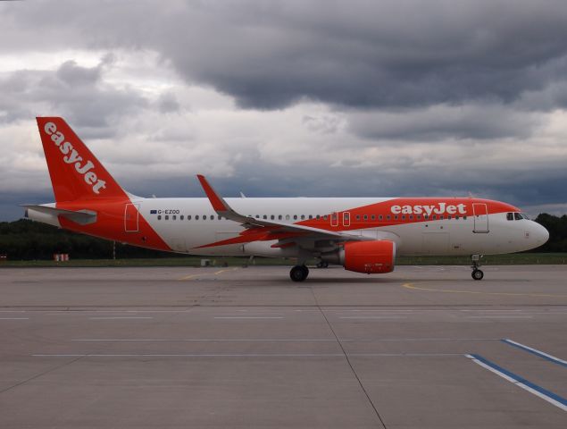 Airbus A320 (G-EZOO)