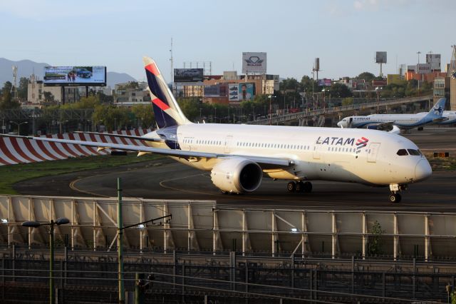 Boeing 787-8 (CC-BBI) - LATAM Boeing 787-8 - MSN 38480 / CC-BBI / MMMX 06/2019