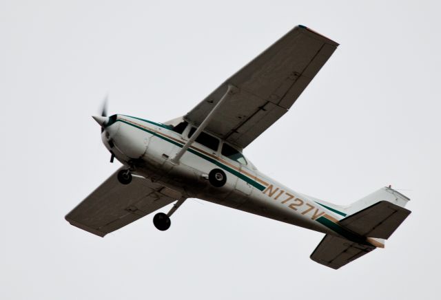 Cessna Skyhawk (N1727V) - Take off runway 08