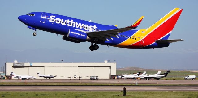 Boeing 737-700 (N924WN) - Departing from 17R.