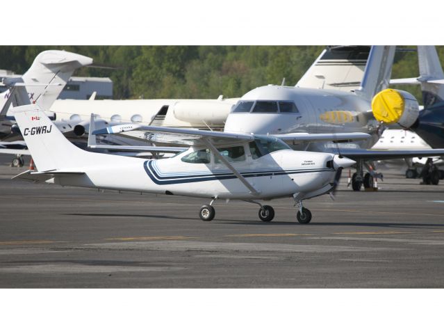Cessna Skylane RG (C-GWRJ) - A visitor from Canada - welcome to the US!