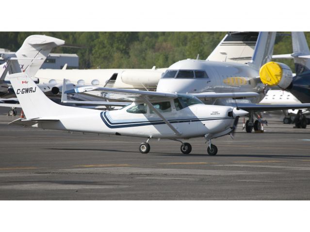 Cessna Skylane RG (C-GWRJ) - A visitor from Canada - welcome to the US!