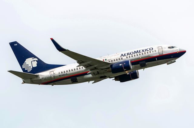 Boeing 737-700 (N788XA) - AeroMexio 737 N788XA take off from Toronto