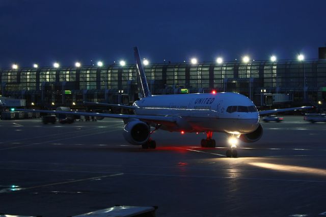 BOEING 767-300 (N562UA)