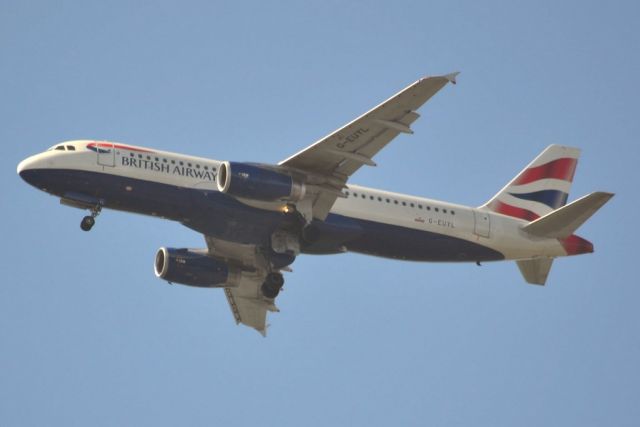 Airbus A320 (G-EUYL) - On approach to London Heathrow, over Windsor Castle. Wed.5th June 2013.