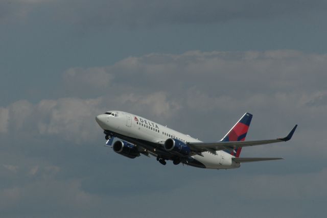 Boeing 737-700 (N302DQ)