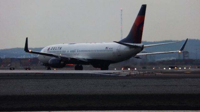 Boeing 737-800 (N3767) - End of 22L