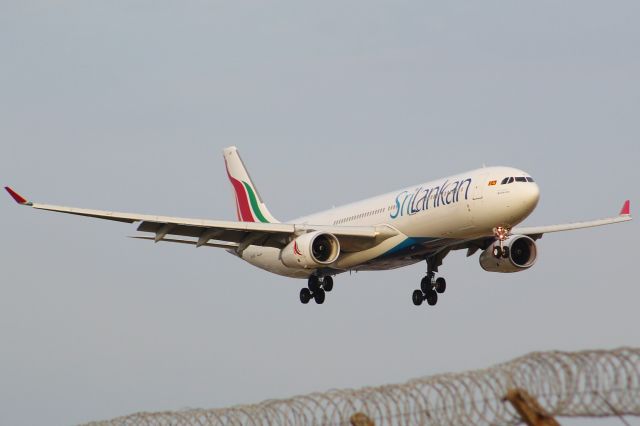 Airbus A330-300 (4R-ALN) - A Sri Lankan Airlines A330-300 on final approach into LHR, landing on runway 27R.br /br /Location: Northern Perimiter Road, Beside Runway 27R.br /Date: 16.06.22 (dd/mm/yy).