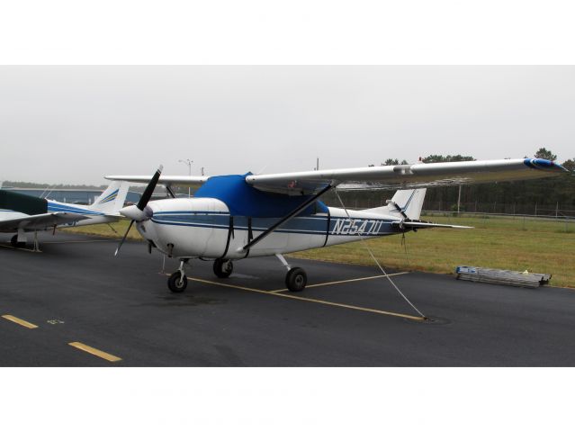 Cessna Skyhawk (N2547U)